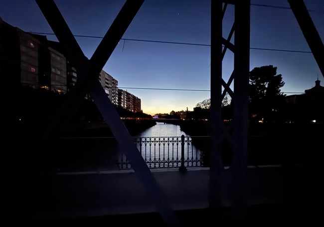 Panorámica del río Segura desde el puente de Hierro, en la noche de este lunes.
