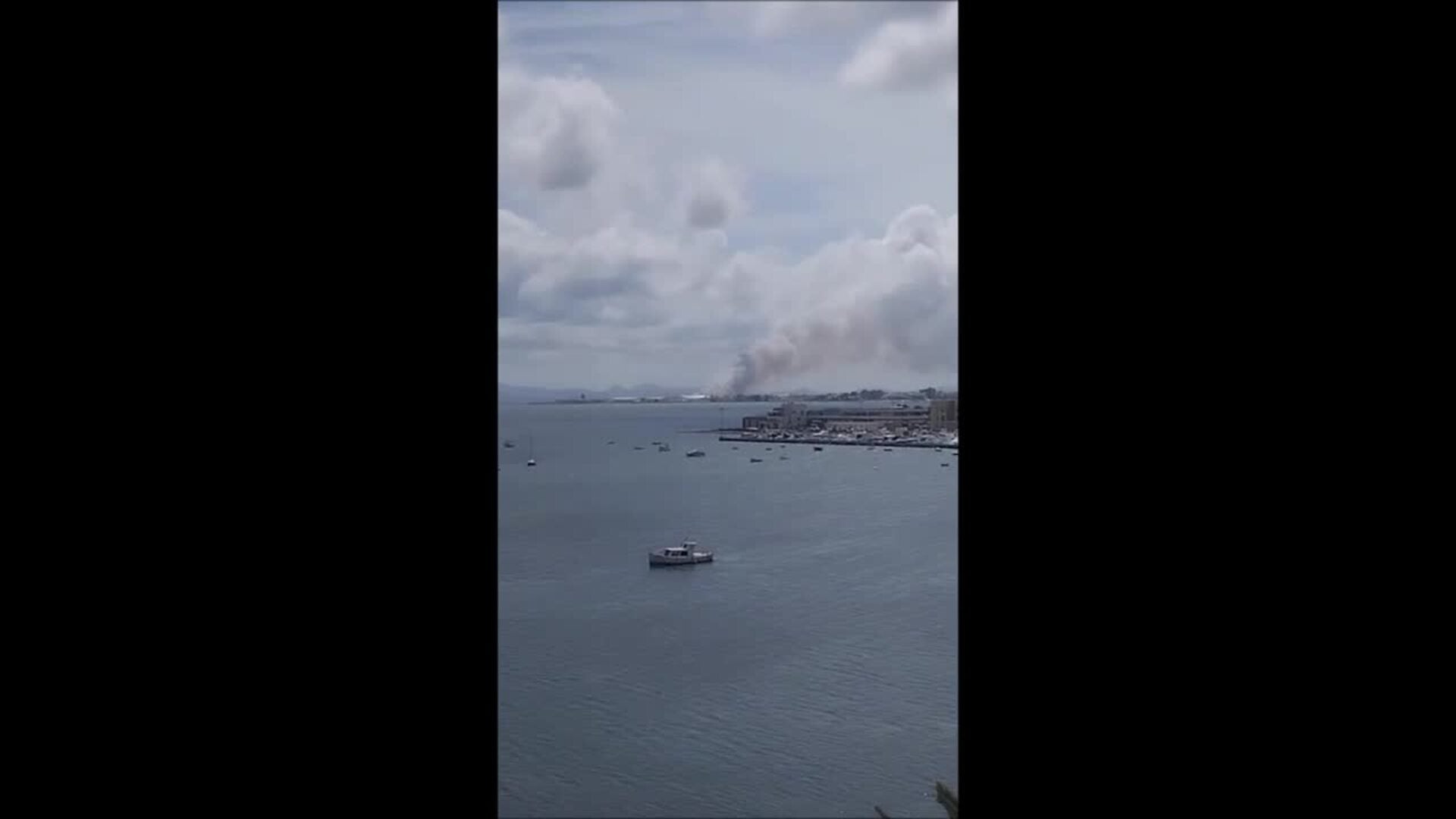 El incendio junto al aeropuerto de San Javier deja una gran columna de humo