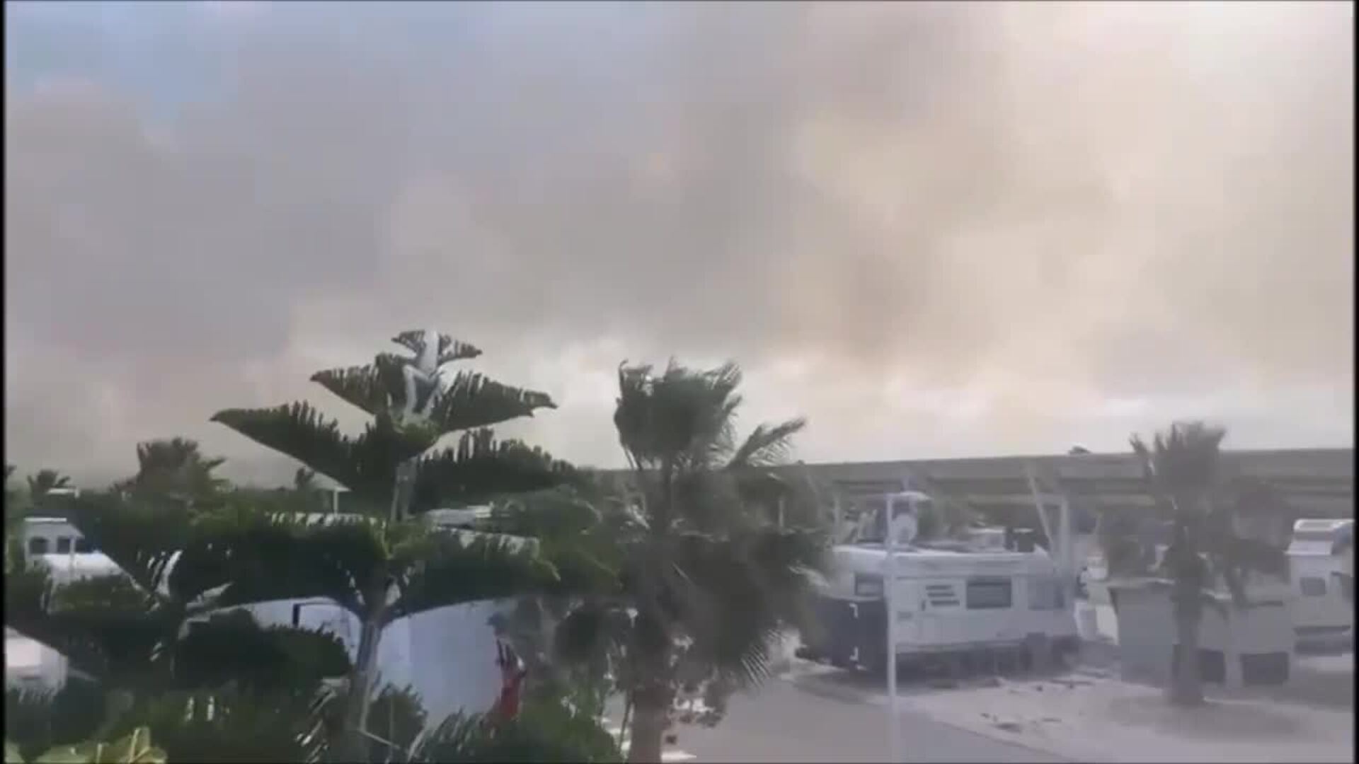 El viento complica las tareas de extinción