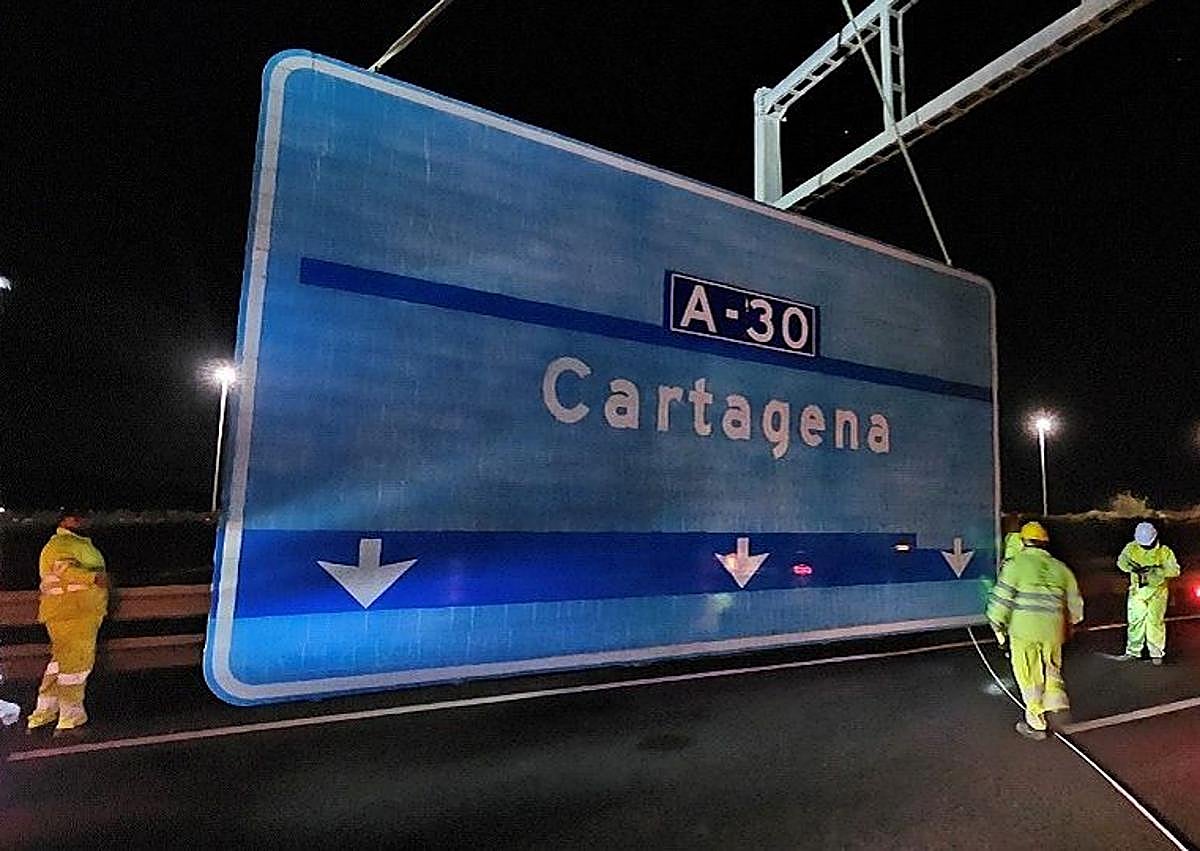 Imagen secundaria 1 - 1. Sustitución cartel pórtico A-30 PK 154+950. 2. Repintado de bordillos A-30 PK 126+700