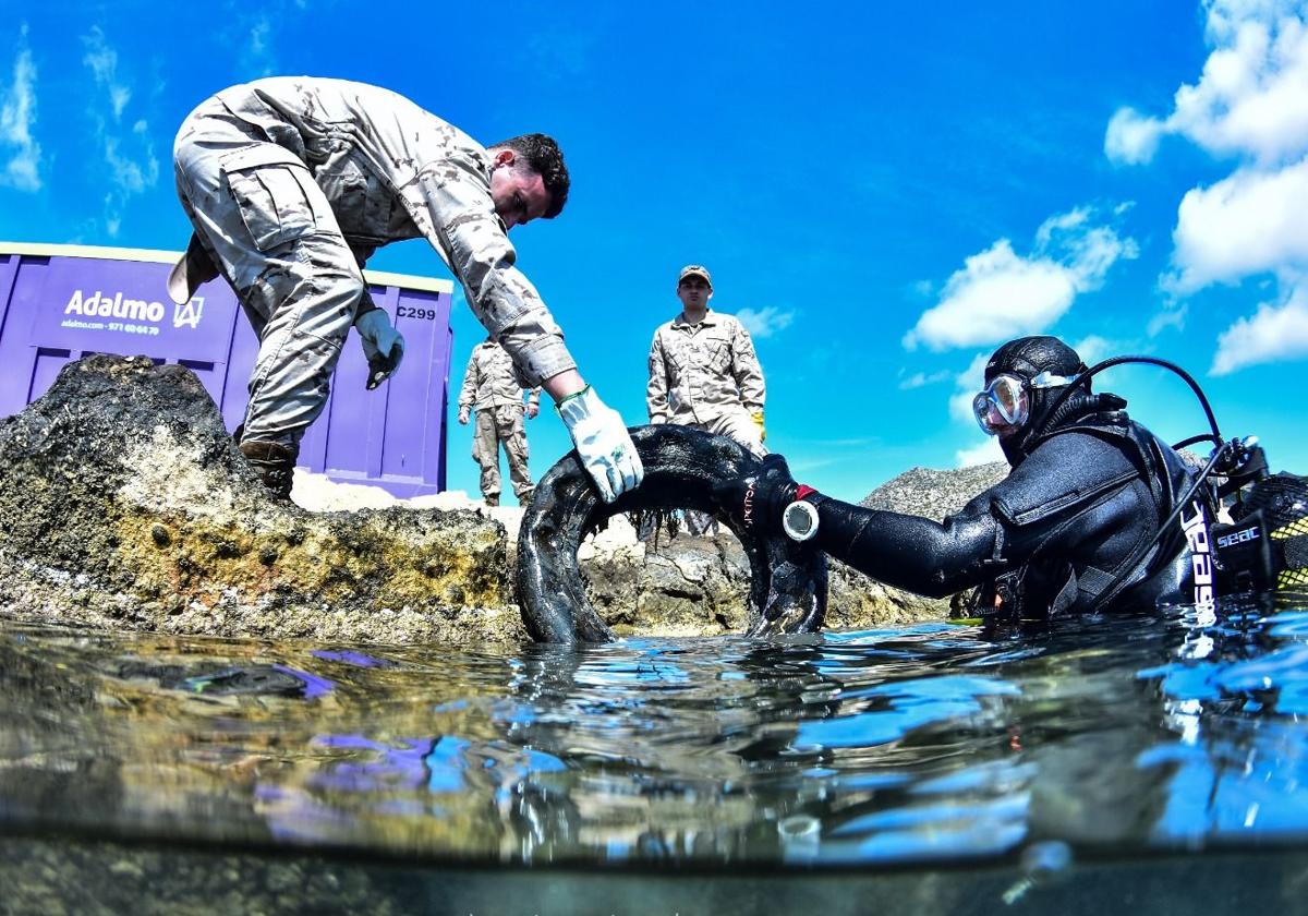 Hippocampus y el ejército del aire retiran del fondo del mar en mallorca más de 2. 100 kilos de basura | la verdad