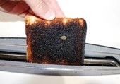 No rasques la parte negra de las tostadas: estos son los riesgos de comer alimentos quemados
