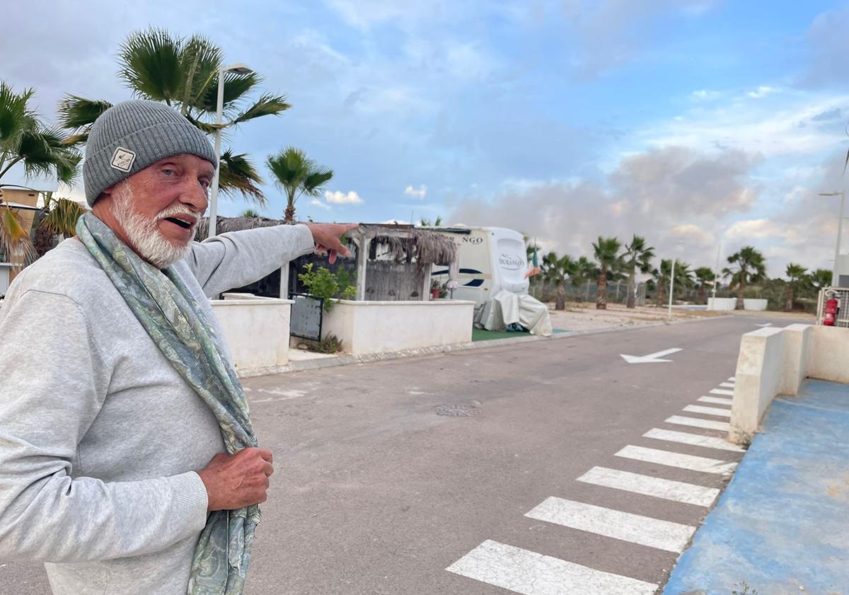 Imagen principal - 1. Peter, un residente alemán del camping, señala el humo. 2. Un helicóptero trata de sofocar las llamas. 3. El estado en el que ha quedado la pasarela. 