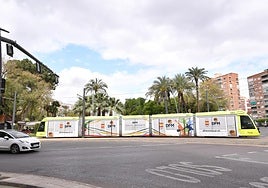 Un tranvía circulando en la plaza Circular, este martes.