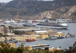 Cuatro cruceros atracados en el Puerto de Cartagena.