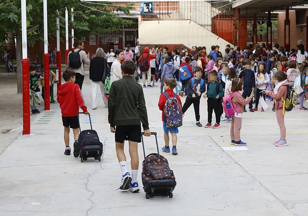 Alumnos de Primaria entran a las 9 de la mañana al colegio Mariano Aroca, en el barrio murciano del Infante.