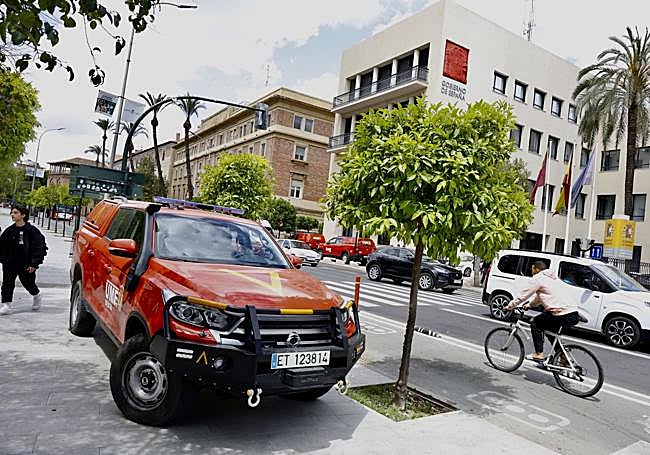 Vehículos de la UME, ayer por la mañana en la avenida Teniente Flomesta de Murcia.