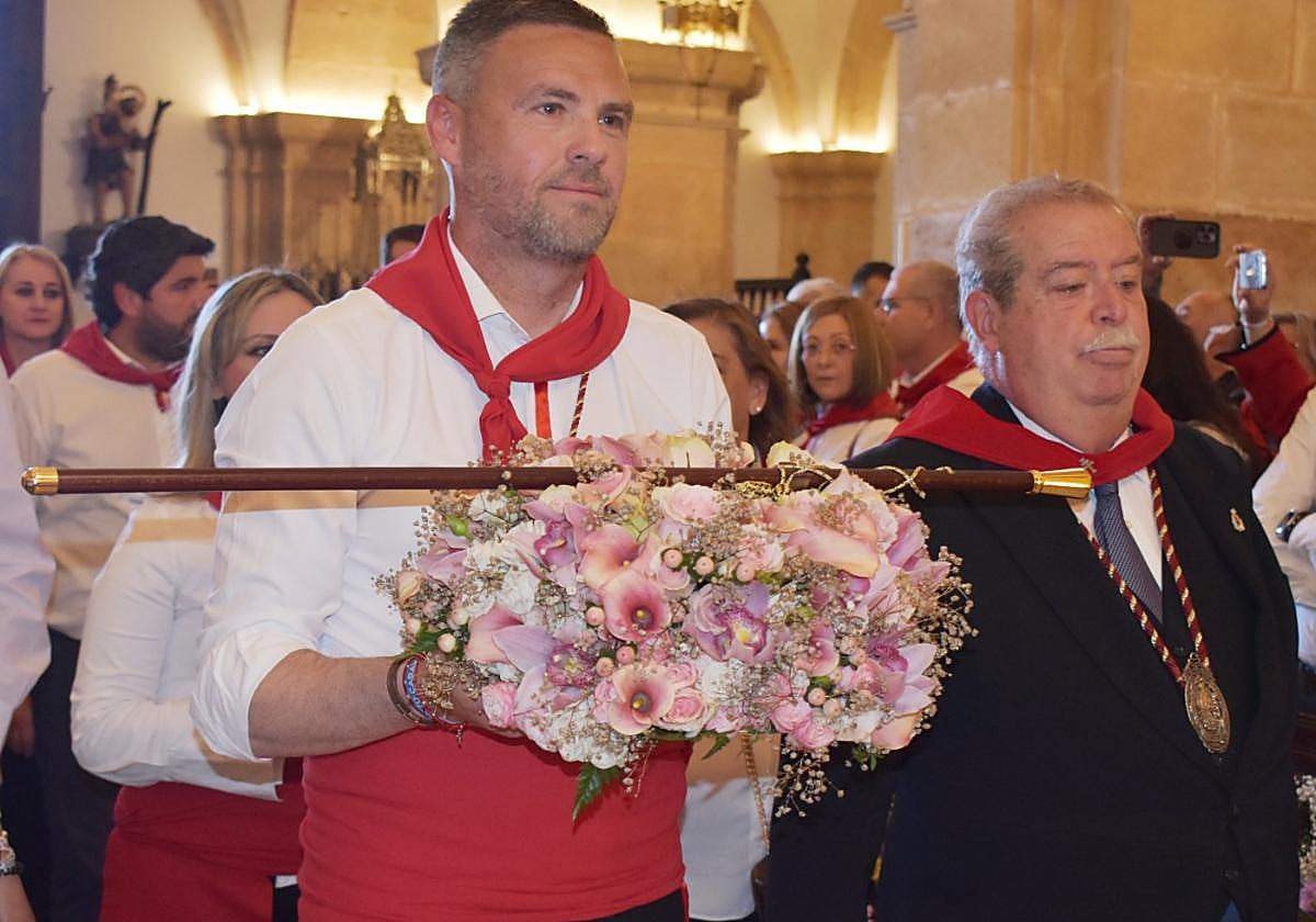 José Francisco García con la Bandeja de Flores entrando a la basílica de la Vera Cruz.