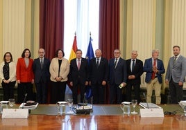 Santiago Martínez, presidente de Fecoam (segundo por la dcha.), durante el encuentro con el ministro Luis Planas y el presidente de las cooperativas españolas, Ángel Villafranca (centro).