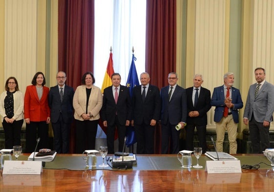 Santiago Martínez, presidente de Fecoam (segundo por la dcha.), durante el encuentro con el ministro Luis Planas y el presidente de las cooperativas españolas, Ángel Villafranca (centro).
