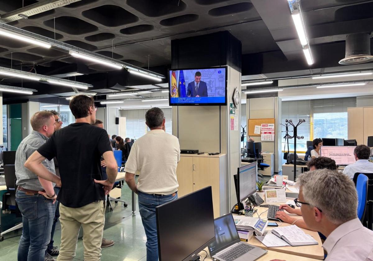 Atentos a Sánchez. Varios periodistas de LA VERDAD, en la Redacción mientras el presidente daba los primeros datos.