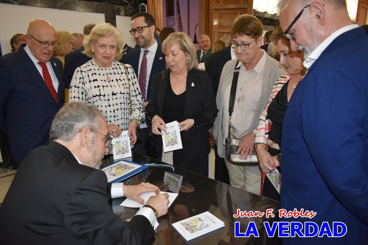 Imágenes del pregonero firmando el Pregón de Fiestas de Caravaca de la Cruz