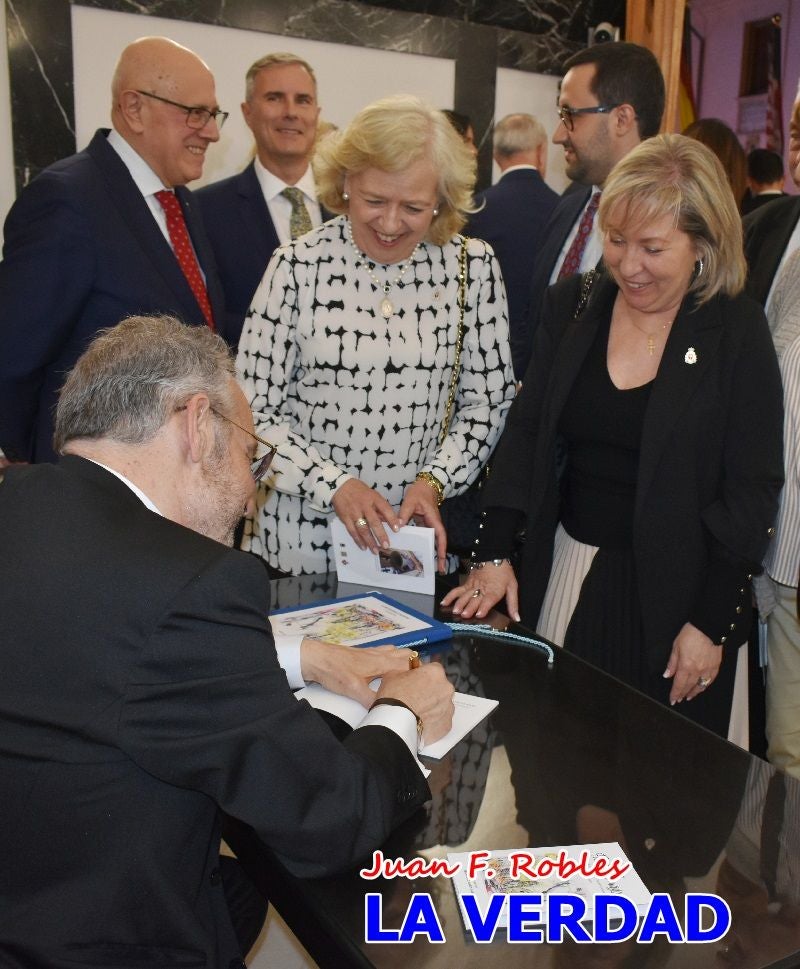 Imágenes del pregonero firmando el Pregón de Fiestas de Caravaca de la Cruz