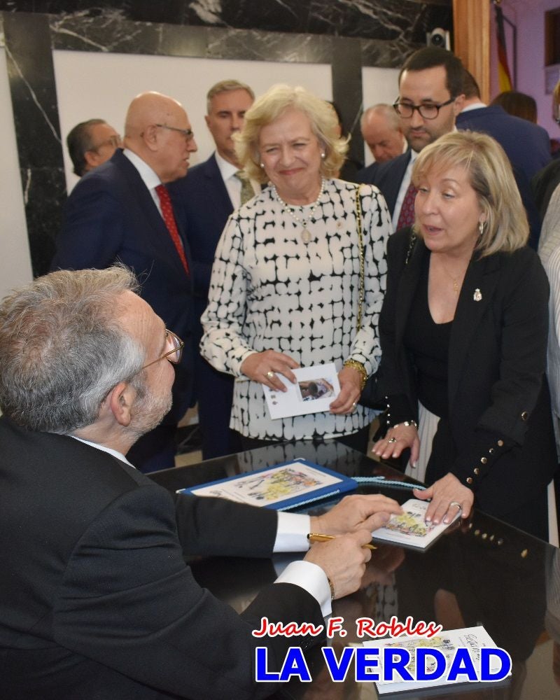 Imágenes del pregonero firmando el Pregón de Fiestas de Caravaca de la Cruz