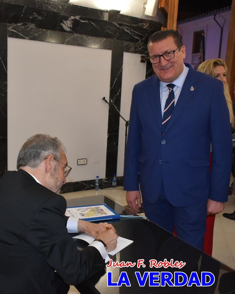 Imágenes del pregonero firmando el Pregón de Fiestas de Caravaca de la Cruz