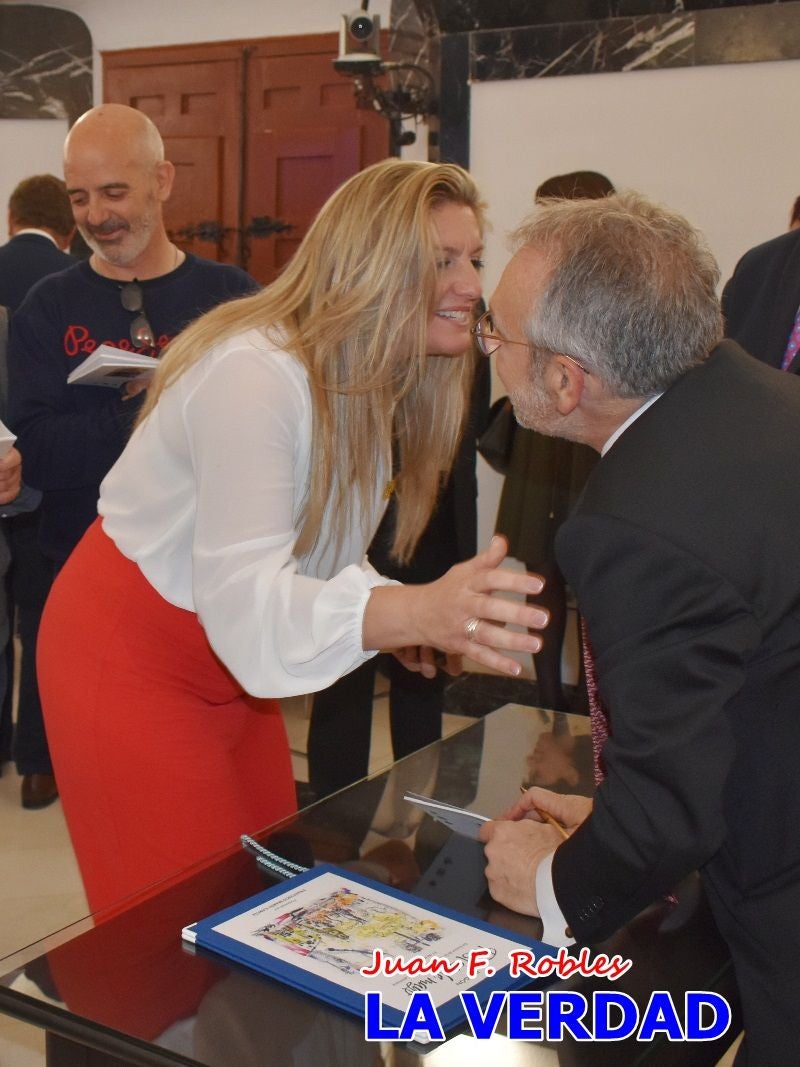 Imágenes del pregonero firmando el Pregón de Fiestas de Caravaca de la Cruz