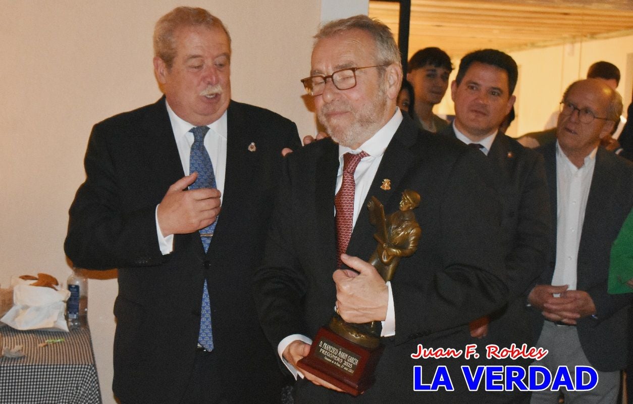 Imágenes del pregonero firmando el Pregón de Fiestas de Caravaca de la Cruz