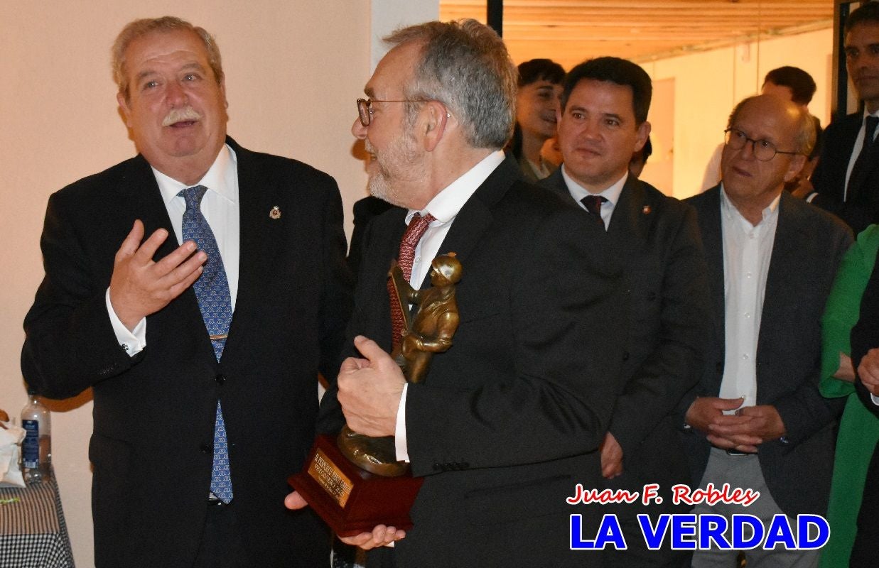 Imágenes del pregonero firmando el Pregón de Fiestas de Caravaca de la Cruz
