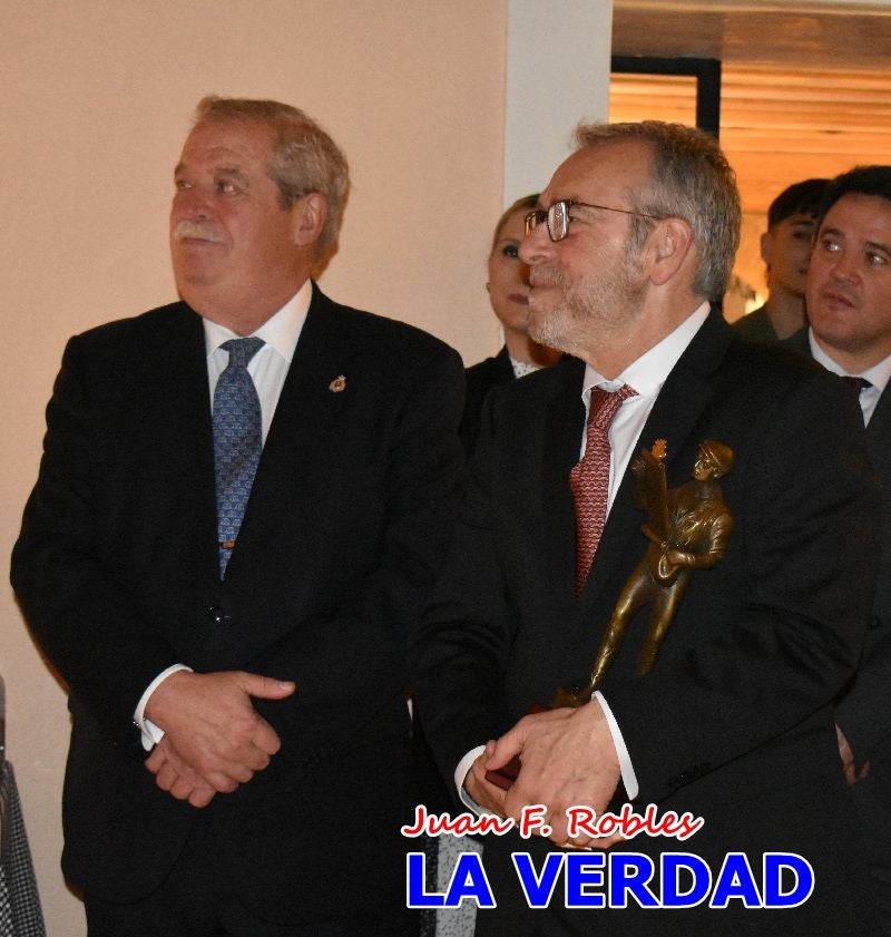 Imágenes del pregonero firmando el Pregón de Fiestas de Caravaca de la Cruz