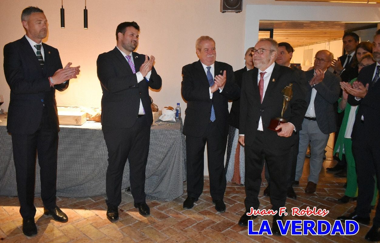 Imágenes del pregonero firmando el Pregón de Fiestas de Caravaca de la Cruz