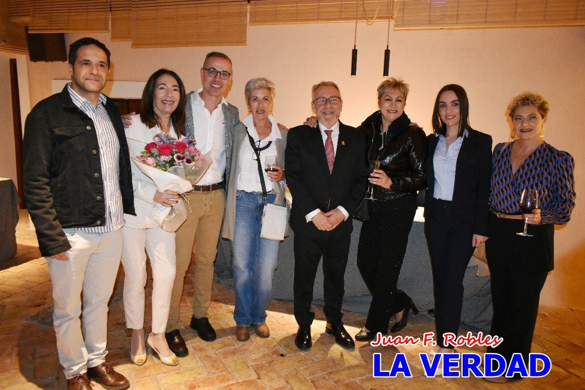 Imágenes del pregonero firmando el Pregón de Fiestas de Caravaca de la Cruz