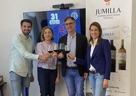 Un momento de un brindis celebrado durante la presentación del certamen.