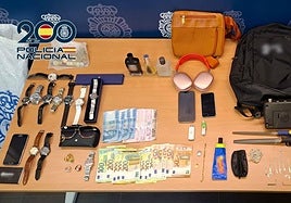 Los objetos, las joyas y el dinero incautados por los agentes de la Policía Nacional.