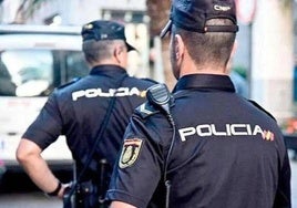 Dos agentes de la Policía Nacional, en una imagen de archivo.