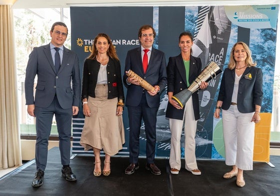 José María Gómez Fuster, director General de la Autoridad Portuaria de Cartagena; Eva Franco, directora de sostenibilidad de Hidrogea; Pedro Pablo Hernández, presidente de la Autoridad Portuaria de Cartagena; Jennifer Isaac, directora de Operaciones Comerciales de The Ocean Race y Theresa Zabell, regatista, doble oro olímpico, presidenta de la Fundación Ecomar y moderadora del evento.
