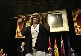 Francisca Terol recibe el bastón de mando este miércoles.