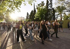 Asistentes a una edición anterior llegan al recinto.