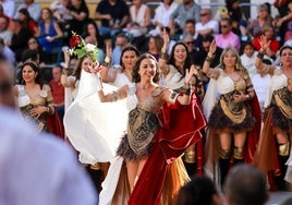 Una fila de festeras de la mesnada cristiana Arqueros de Rocafull, este jueves durante el desfile.