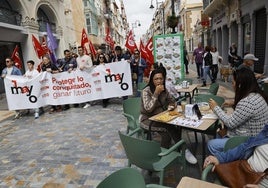 La marcha pasa este jueves junto a una terraza con turistas, este jueves.