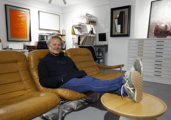 Nacho Ruiz (Murcia, 1972), en la imagen ayer, en la galería T20 de Murcia, dedica su libro «a Carolina, Hugo y Martina, razón y motivo de todo».