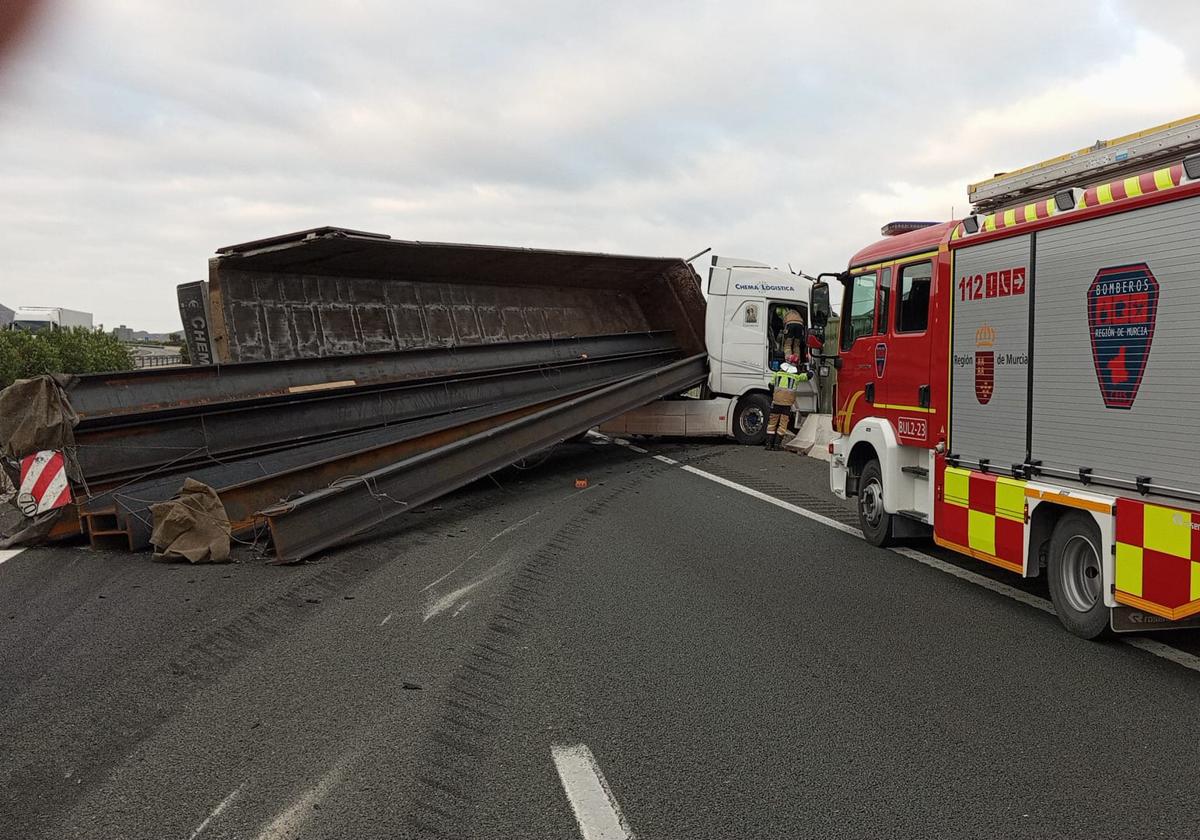 Cortan un carril de la autovía A-7 a la altura de Puerto Lumbreras tras volcar un camión