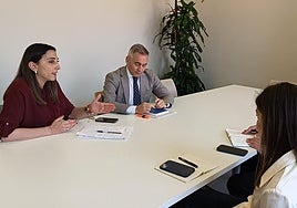 Reunión celebrada este miércoles entre la consejera Sara Rubira y su homólogo valenciano, Miguel Barrachina.