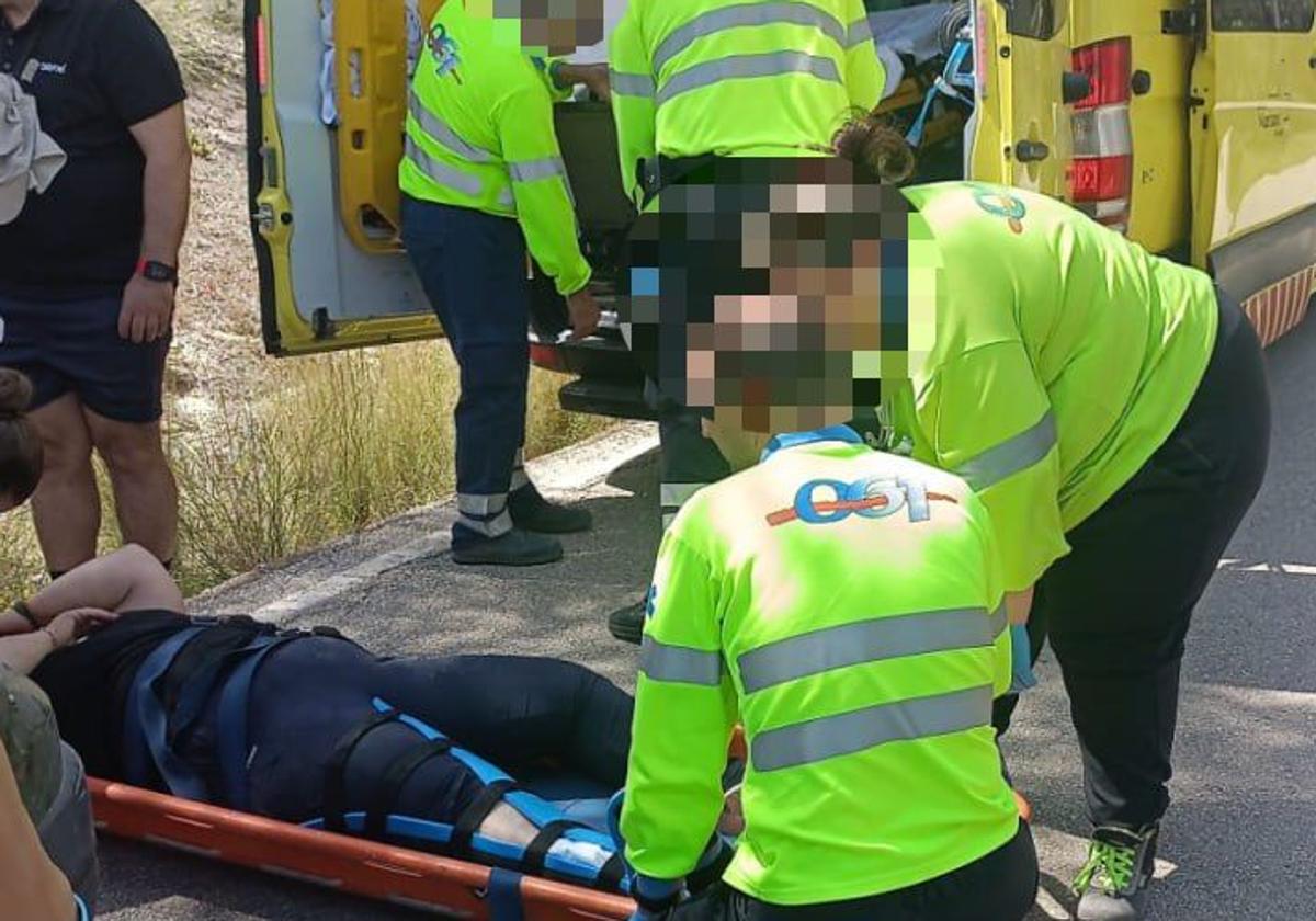 Una senderista sufre una fractura de tobillo por una caída en el valle de murcia | la verdad