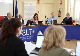 El gerente de la UPCT, Pepe Manzanares, presentando en el Consejo de Gobierno el protocolo ante emergencias.