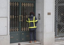 Una trabajadora de Correos, en una imagen de archivo.