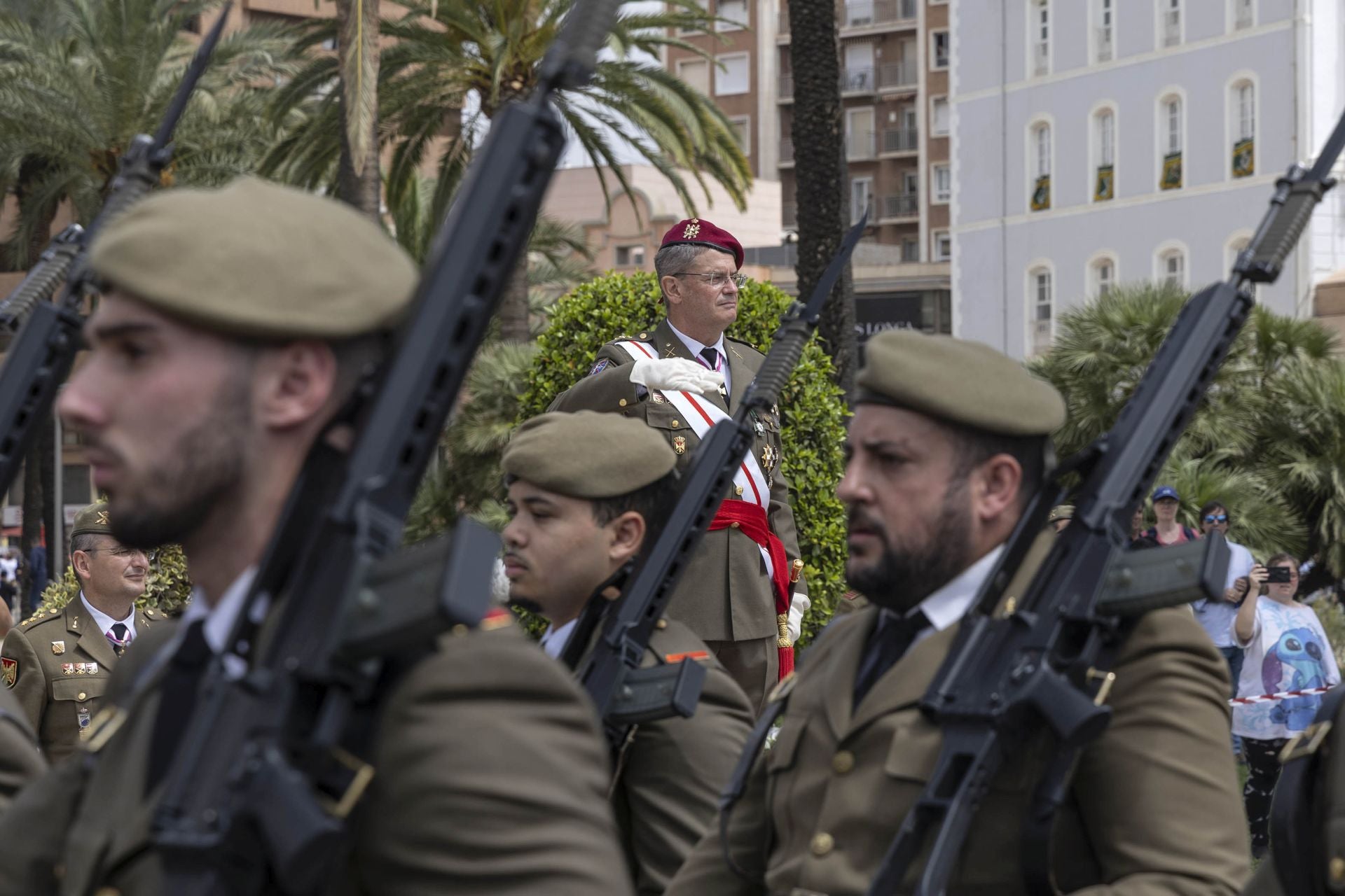 El acto del Regimiento de Artillería Antiaérea, celebrado por el Dos de Mayo en Cartagena, en imágenes