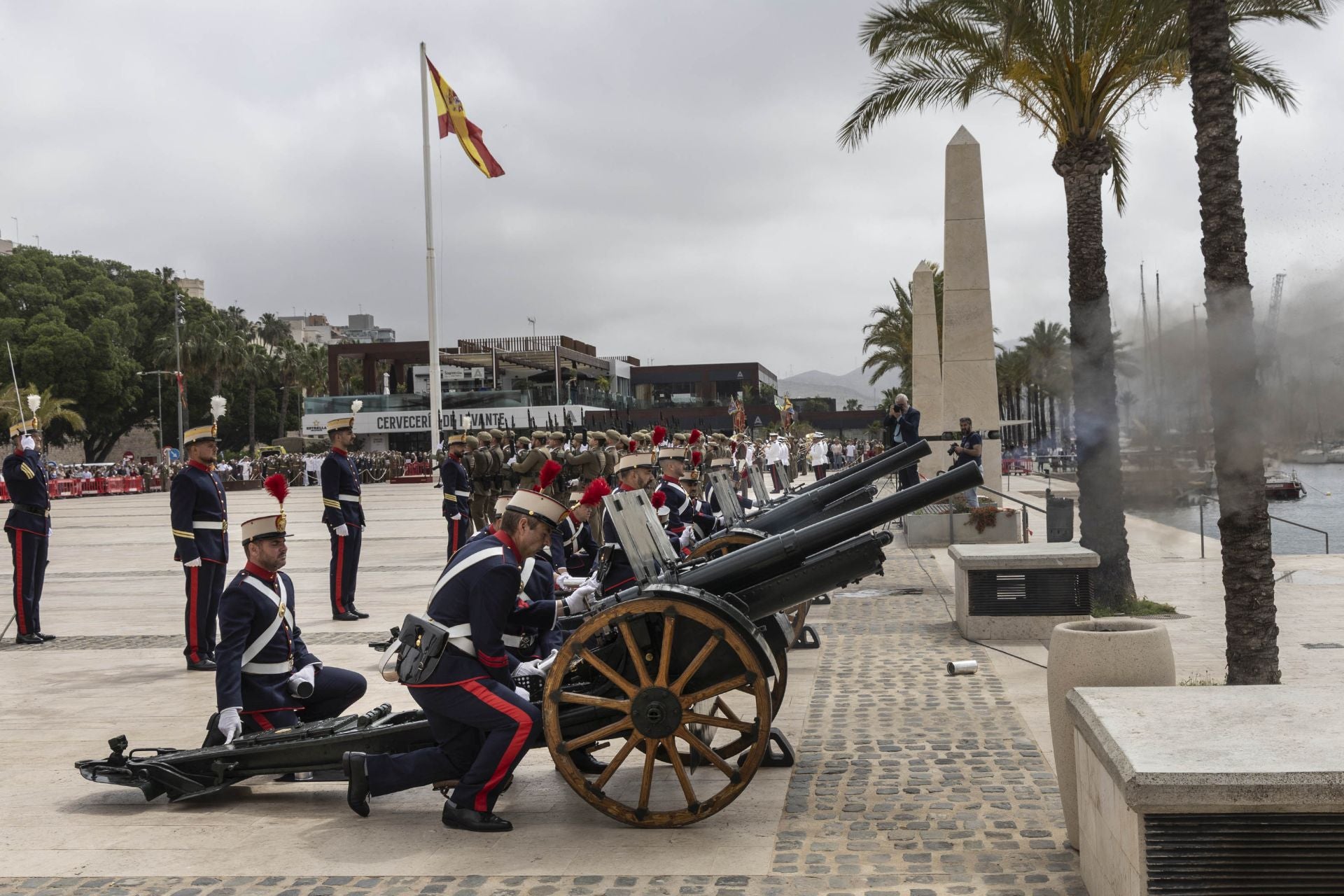 El acto del Regimiento de Artillería Antiaérea, celebrado por el Dos de Mayo en Cartagena, en imágenes