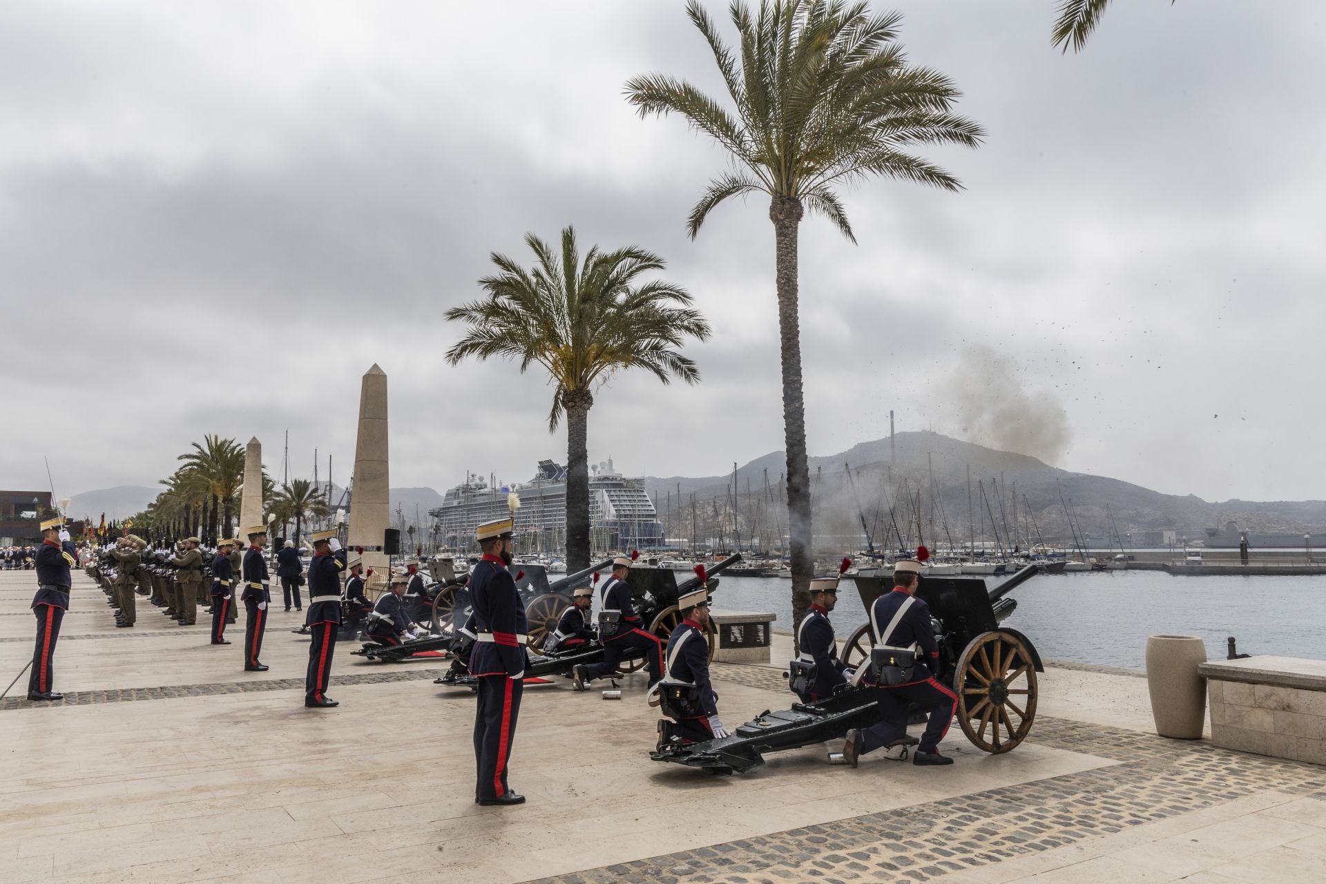 El acto del Regimiento de Artillería Antiaérea, celebrado por el Dos de Mayo en Cartagena, en imágenes