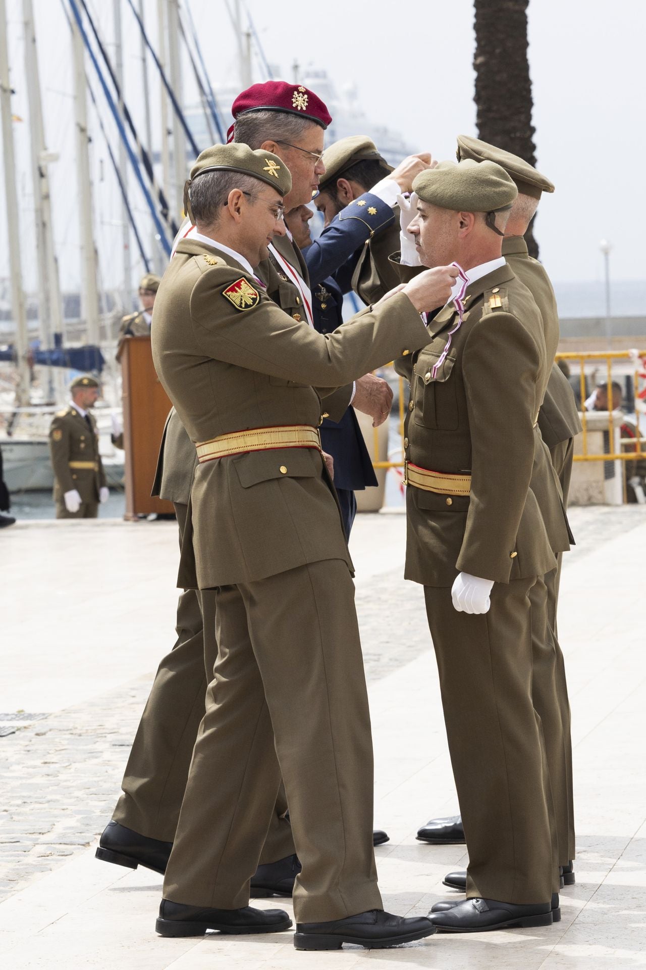 El acto del Regimiento de Artillería Antiaérea, celebrado por el Dos de Mayo en Cartagena, en imágenes