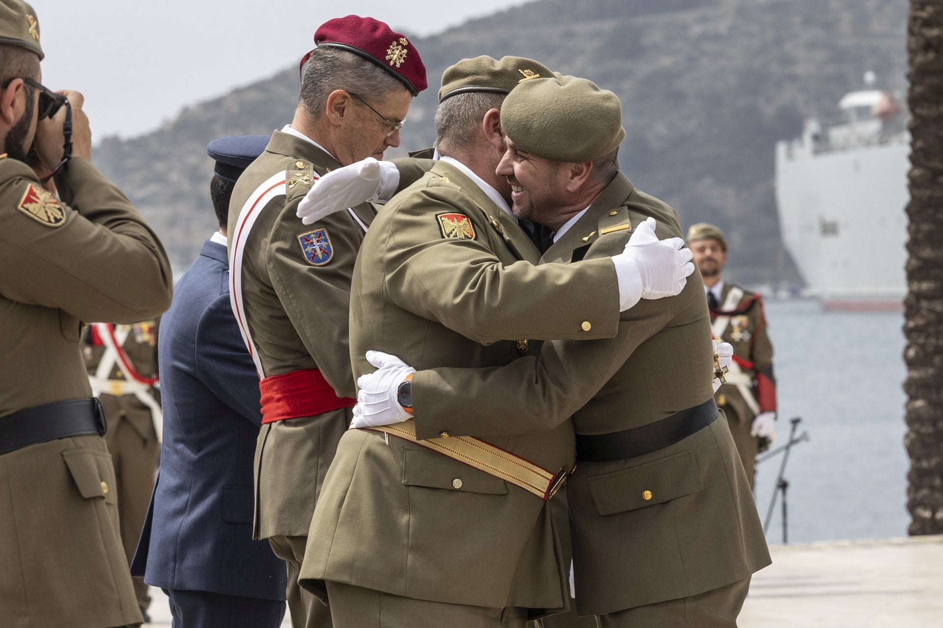 El acto del Regimiento de Artillería Antiaérea, celebrado por el Dos de Mayo en Cartagena, en imágenes