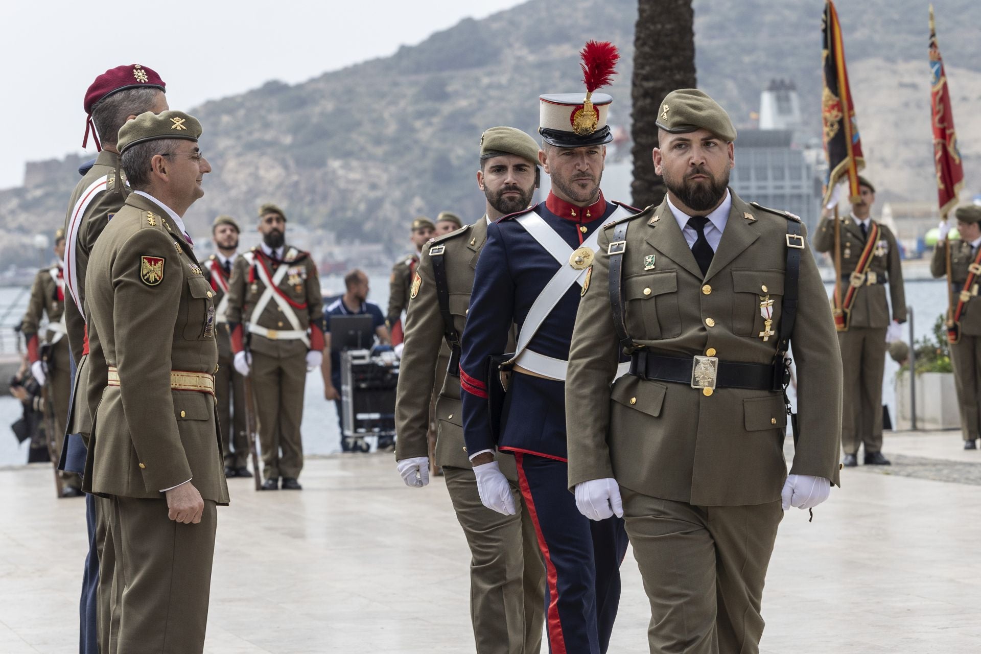 El acto del Regimiento de Artillería Antiaérea, celebrado por el Dos de Mayo en Cartagena, en imágenes