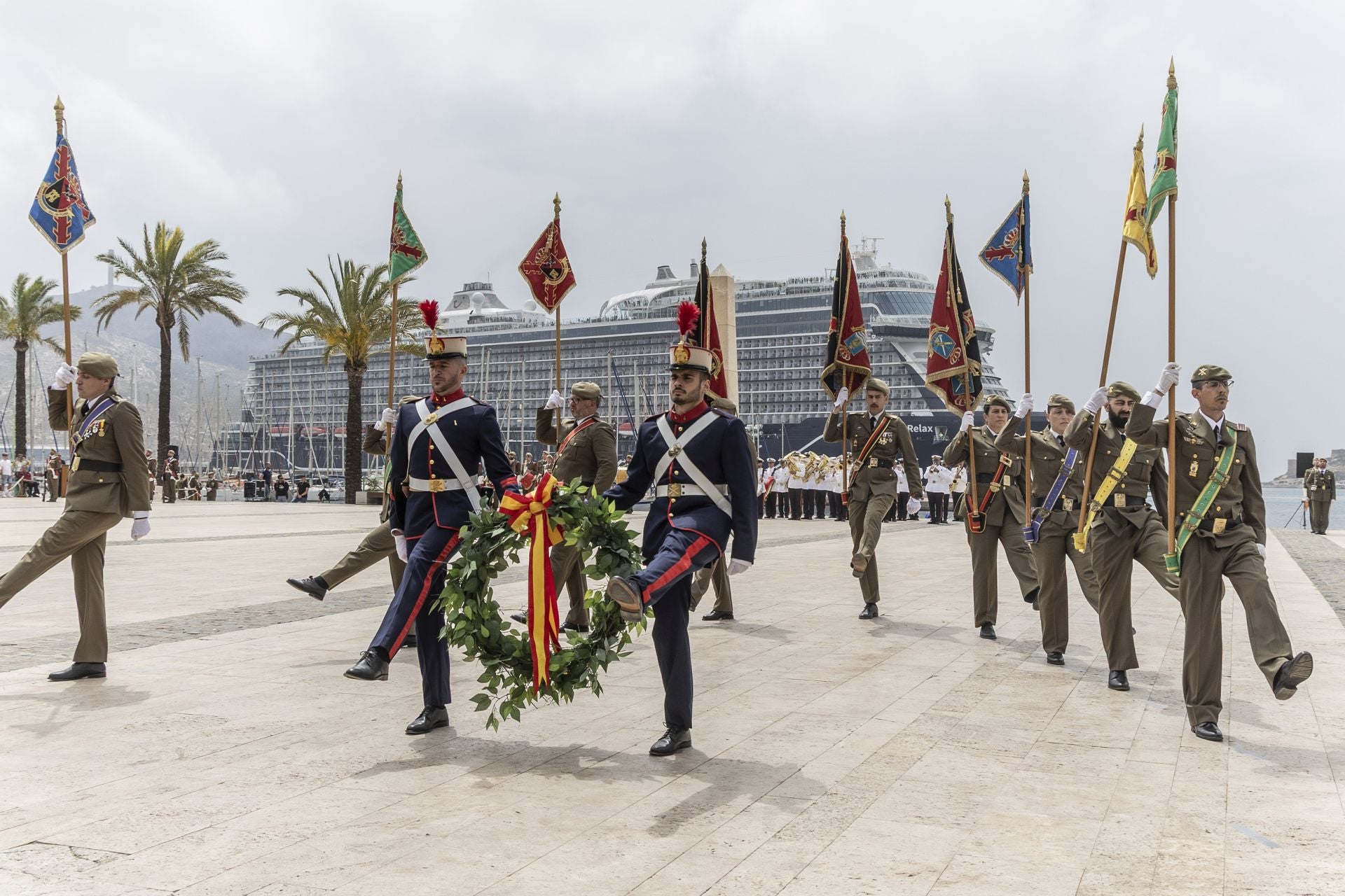 El acto del Regimiento de Artillería Antiaérea, celebrado por el Dos de Mayo en Cartagena, en imágenes