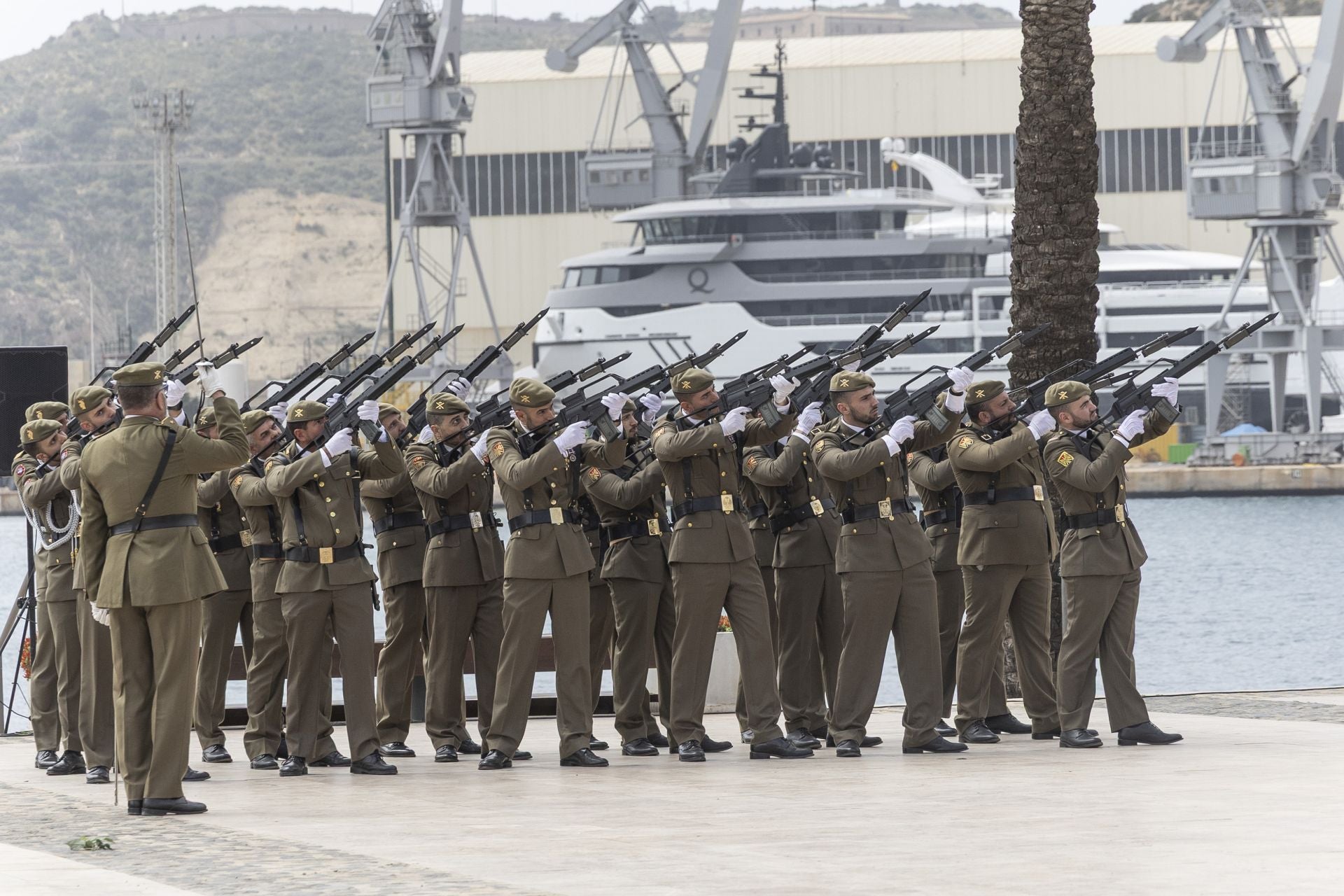 El acto del Regimiento de Artillería Antiaérea, celebrado por el Dos de Mayo en Cartagena, en imágenes