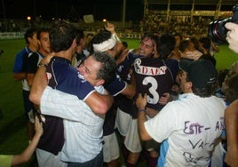El Lorca celebrando el ascenso a Segunda en Irún en 2005.