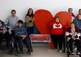 Joel, Alfonso, Juani, Gloria, Noelia, Isidro, Mila, Merche y Rafa hicieron un gran corazón para dar las gracias a los golfistas.