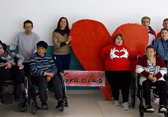 Joel, Alfonso, Juani, Gloria, Noelia, Isidro, Mila, Merche y Rafa hicieron un gran corazón para dar las gracias a los golfistas.